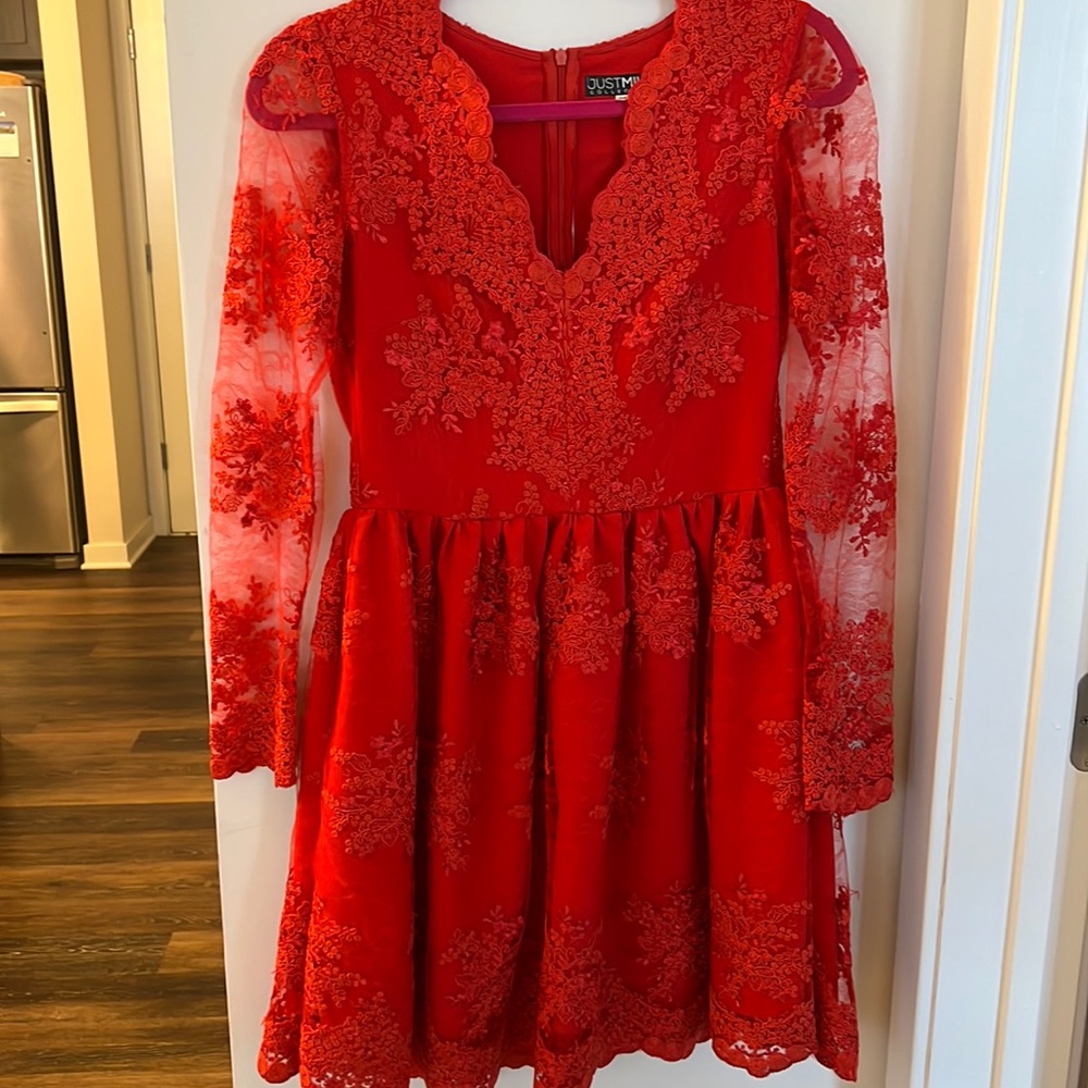 Selling in new condition red lace dress